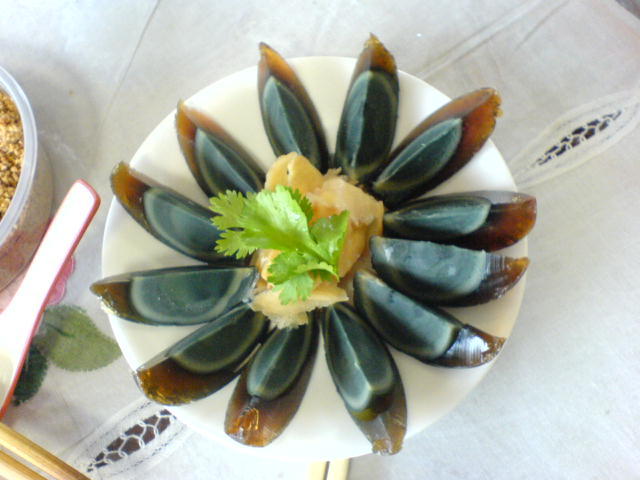 Arranged_century_egg_on_a_plate.jpg.aaac479fa88647f3f88ed668255c96f0.jpg