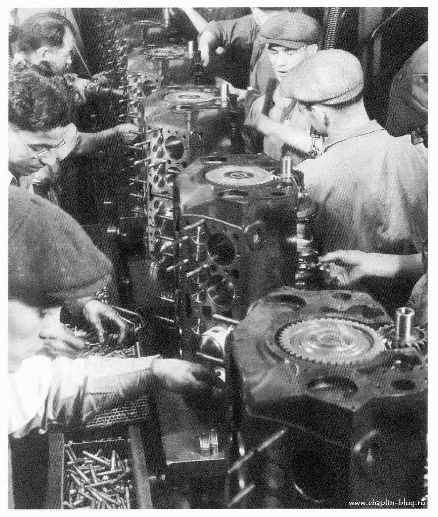 charlie-chaplin-with-ford-factory-workers.jpg.af963cfad454e3e82905137294ce72c8.jpg